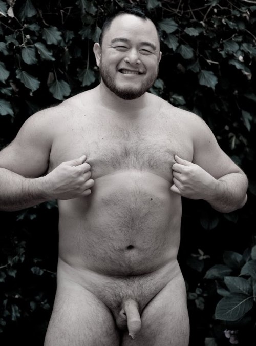 rubnworld:  I â™¥ Louis sexy bearÂ  Me tooÂ !!! 