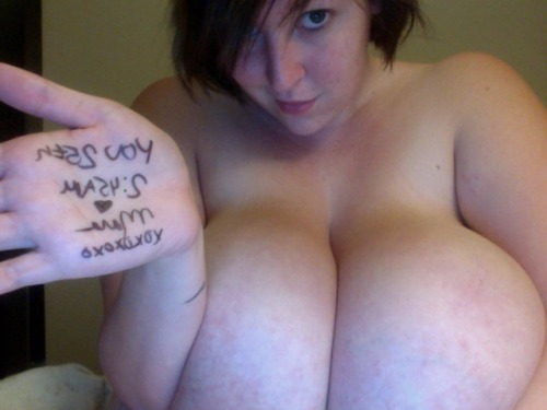 bustylovertits:  Fantastic bOObsÂ !!!!http://bustylovertits.tumblr.com 