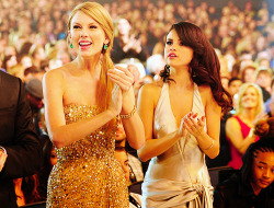 infinitegrande:  smi1ing:  omg hi selena and taylor ily guys