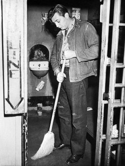 scottnotgardner:  Robert Mitchum brooms his jail cell during