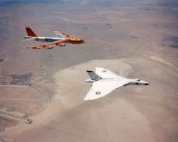 Vulcan & B-52 AGM-48 Skybolt trials, Edwards AFB, 1961via: