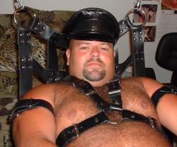 bearwatch1:  anonbear:   YUM!   Not really into the leather thing