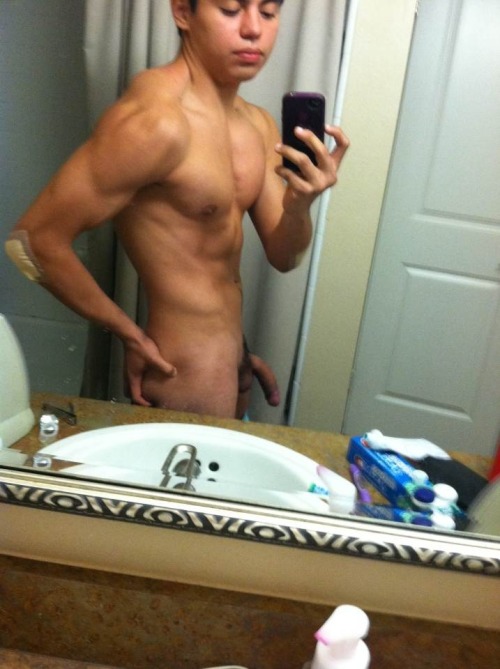 guyswithcellphones:  straightalphamen:  Muscle boyâ€¦  ^Yes indeed! Yummy & uncut! -GWCP