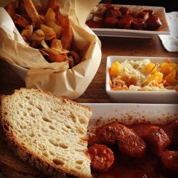 Currywurst, Fritten und Grünzeug