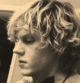 robertopattinson-blog:  9 favorite pics of Evan Peters 