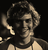 robertopattinson-blog:  9 favorite pics of Evan Peters 