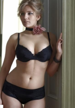 curveappeal:   Erika Elfwencrona  34DD bust, 31 inch waist,