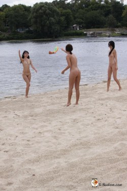 nakedsports:nude frisbee on the beach