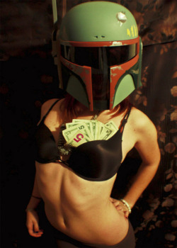 hotchicksinstarwarsshirts:  There is no shirt involved here but