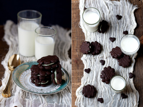 justanerdyfoodie:  Chocolate Mint Creme Sandwich Cookiesrecipe  Reblogging for future Omnomnomming.