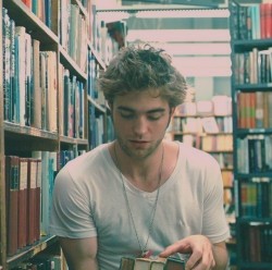 kylehilde:   Robert Pattinson:“If you find a girl who reads,