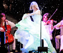 ladygagaxshakira:  Shakira performing Antes de las seis at los