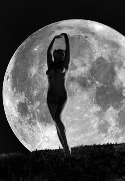nudeforjoy:  Janurary 9th is a full moon.  Who wants to dance