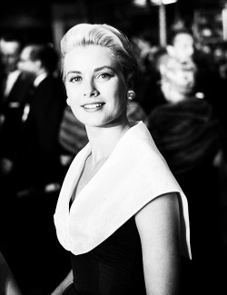 missavagardner:  Grace Kelly at the premiere of ‘Rear Window’