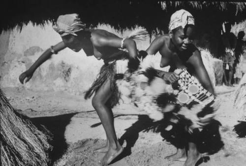 legrandcirque:  Village girls dancing. Photograph by Eliot Elisofon. Central African Republic, November 1959. 