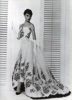 black-and-white:  Audrey Hepburn in Givenchy   Jej organicznie