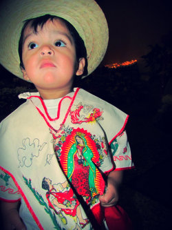 tucultura:  Ya es tradicion de buen mexicano vestir a los peques