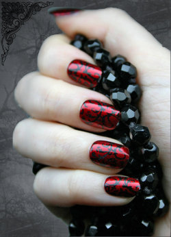 gothetsyfinds:  Japanese Nail Art- Red Gothic BaroqueArt Nails