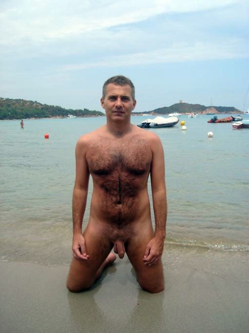 guyzbeach:  Follow Guyzbeach: a collection of natural men naked at the beach ;-) 