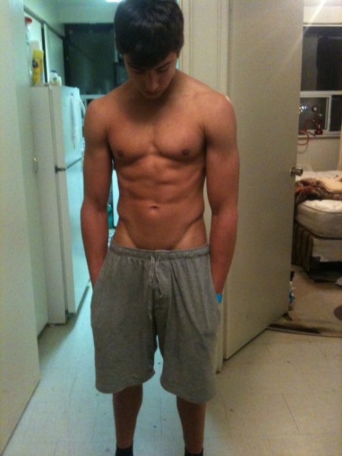 texasfratboy:   a manly bulge in the kitchen…   Nice.