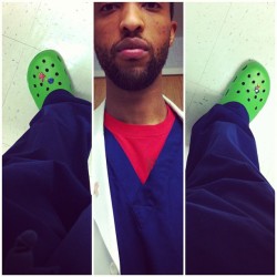 #OOTD scrubs Friday @ work…grinch crocs for the office