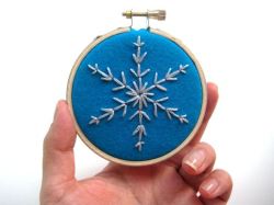 amorningcupofjo:  Handmade snowflake ornaments by mlmxoxo. :)