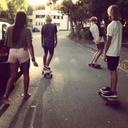 partyinmypenthouse:  summerr-surf:  I want guy friends like this