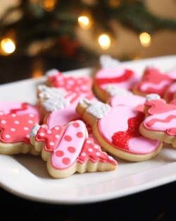 gastrogirl:  pink and red ornament cookies.  Why are these so