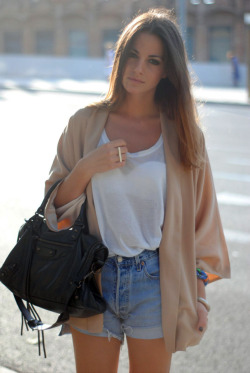 petite-brunette:  love the outfit! 