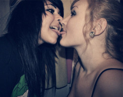 lipsticklesbians.tumblr.com/post/15134435135/