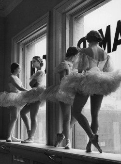 gethecool:  “Ballerinas standing on window sill in rehearsal