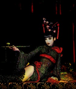 arcanacastrum:  Mana better than Dita von Teese in Opium Den