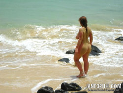 jane32hh:  Naked at the beach