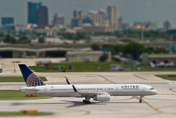 youlikeairplanestoo:  Nice tilt-shift action of a Contine…United