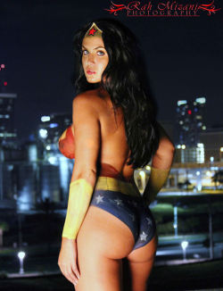 paintedgirls:  Wonder Woman bodypainting by Philip 