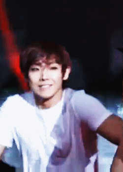 fairyprincessjoon:  HOW CAN YOU SMILE LIKE THAT WHILE DOING A