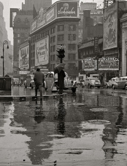 fuckyeahvintage-retro:  Times Square on a rainy day, 1942 