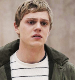 trappedinthismurderhouse:  Evan Peters on In Plain Sight.4x02: Crazy Like a Witness. 