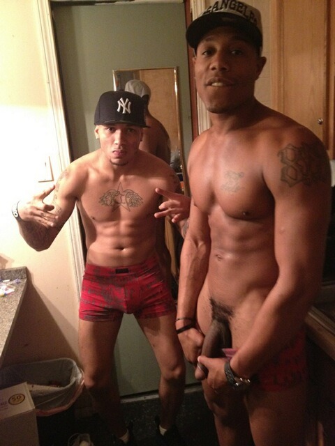 nudeselfshots-blackmen.tumblr.com/post/16053140133/