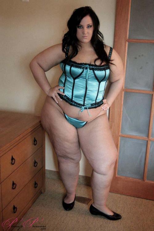 straightedgejuggalo:  Model: Plump Princess 