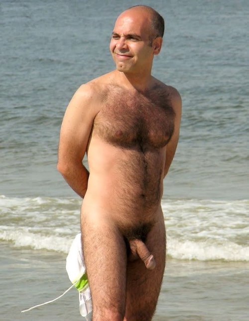 guyzbeach:  Follow Guyzbeach: a collection of natural men naked at the beach ;-) 