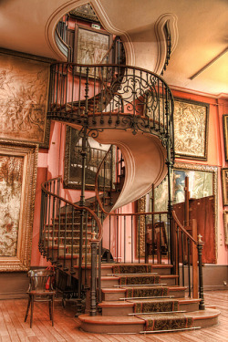 yearslater:  L’escalier du Docteur Moreau (by â–ºbEbOpix)