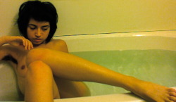 wifwolf:  Forever lounging. Even in the  bathtub.   iiiiiiimmmmoooggeeennn.