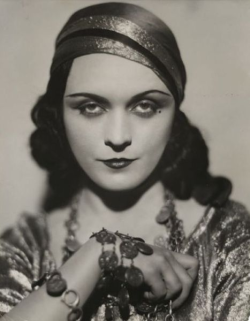 lacyceleste:  Pola Negri mid 1920’s.   Innemi słowy: Apolonia