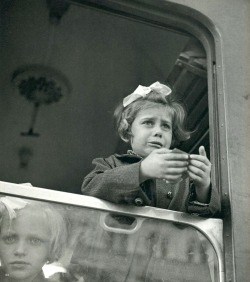 luzfosca:  Werner Bischof Girl at the train window, Budapest,