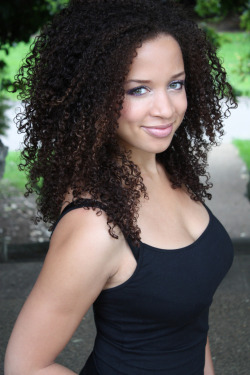 18-15n-77-30w:  treasured-tresses:  Natalie Gumede #teamnatural #curlyhair #naturalhair 