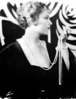 vampdreaminginhollywood:  Esther Ralston, 1928 photographed by