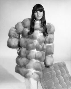 Íme Cher 1967-ből, akkor jó ötletnek tűnt fotelnek öltözni,
