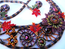 dulceyheller:  Outstanding necklace, beaded by ThistleDew. 