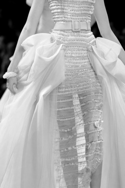 s-w-a-r-o-v-s-k-i:  Dior Fall Detail 